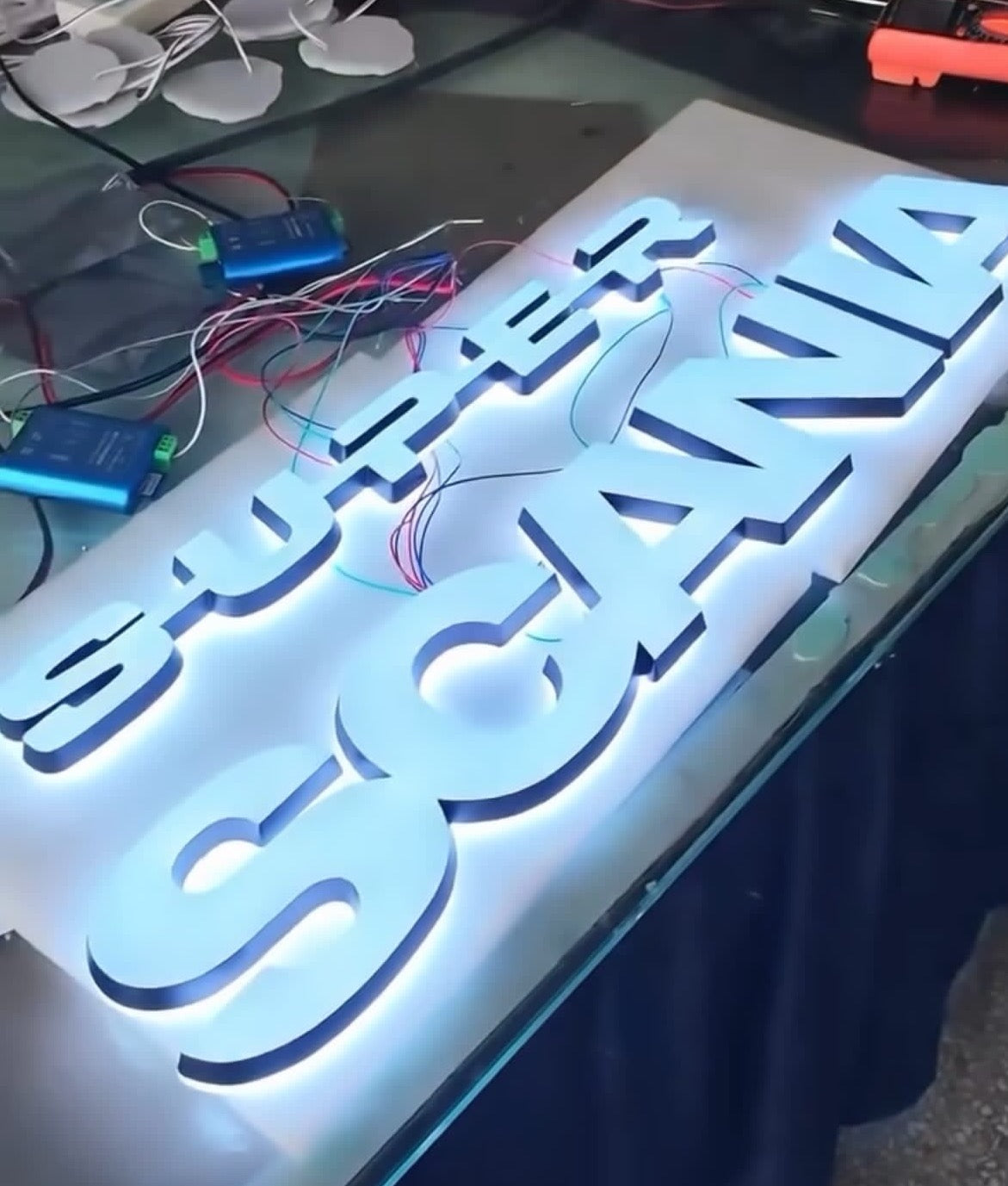 SCANIA+SUPER正面から光る(厚さ2.5cm)