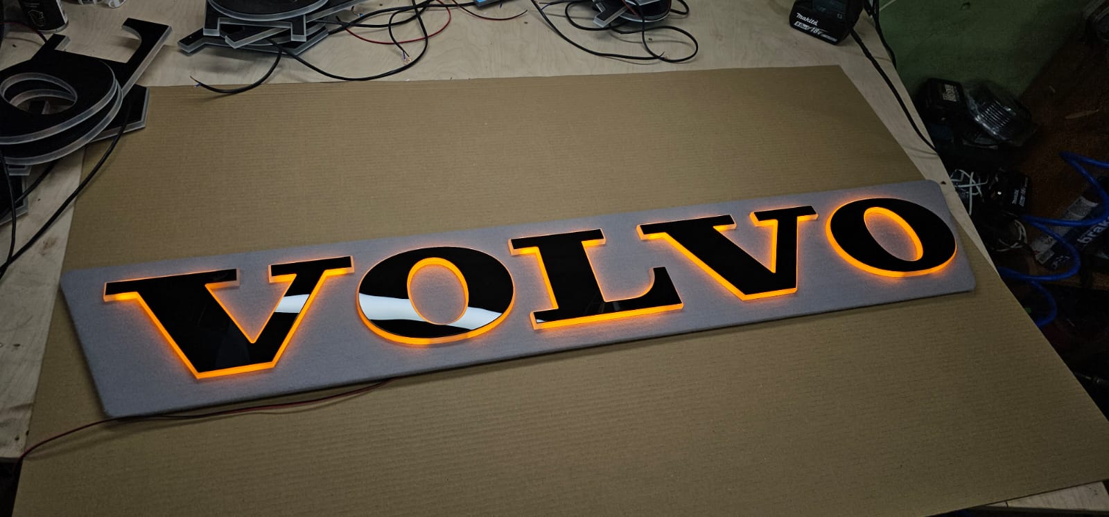 VOLVO用 LED発光エンブレム（24V対応）送料無料