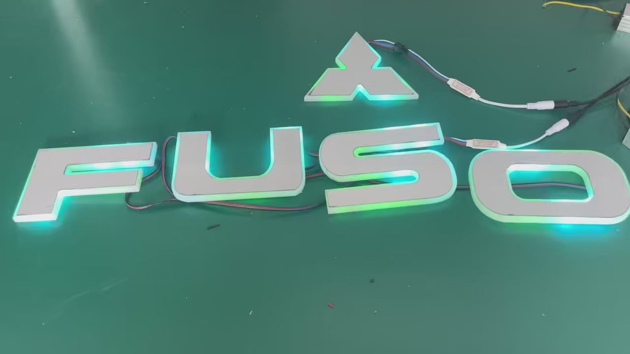 大きなFUSOイルミネーションレタリング+三菱ロゴ