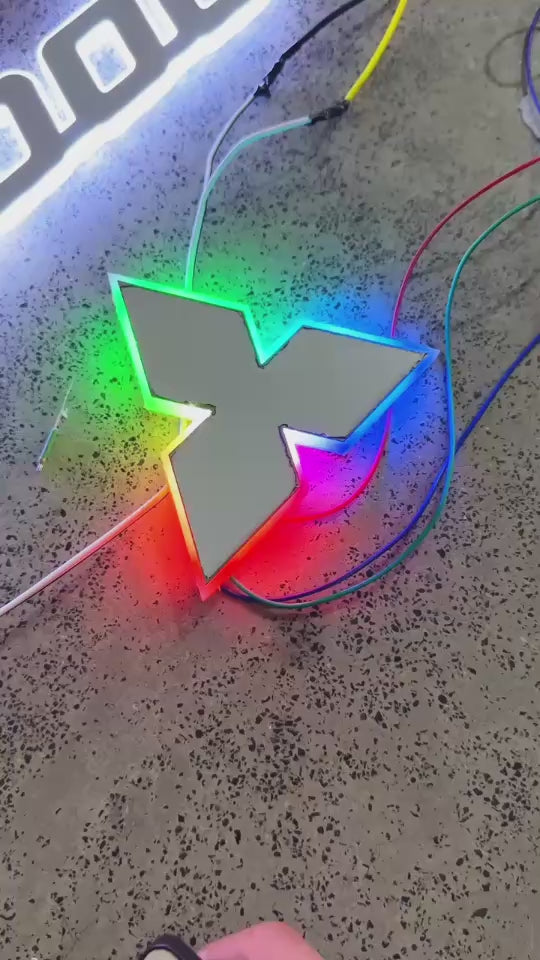 大きなFUSOイルミネーションレタリング+三菱ロゴ