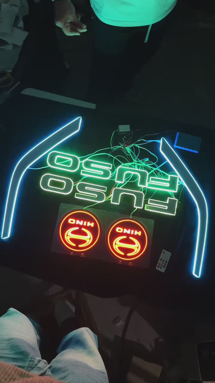 大きなFUSOイルミネーションレタリング+三菱ロゴ